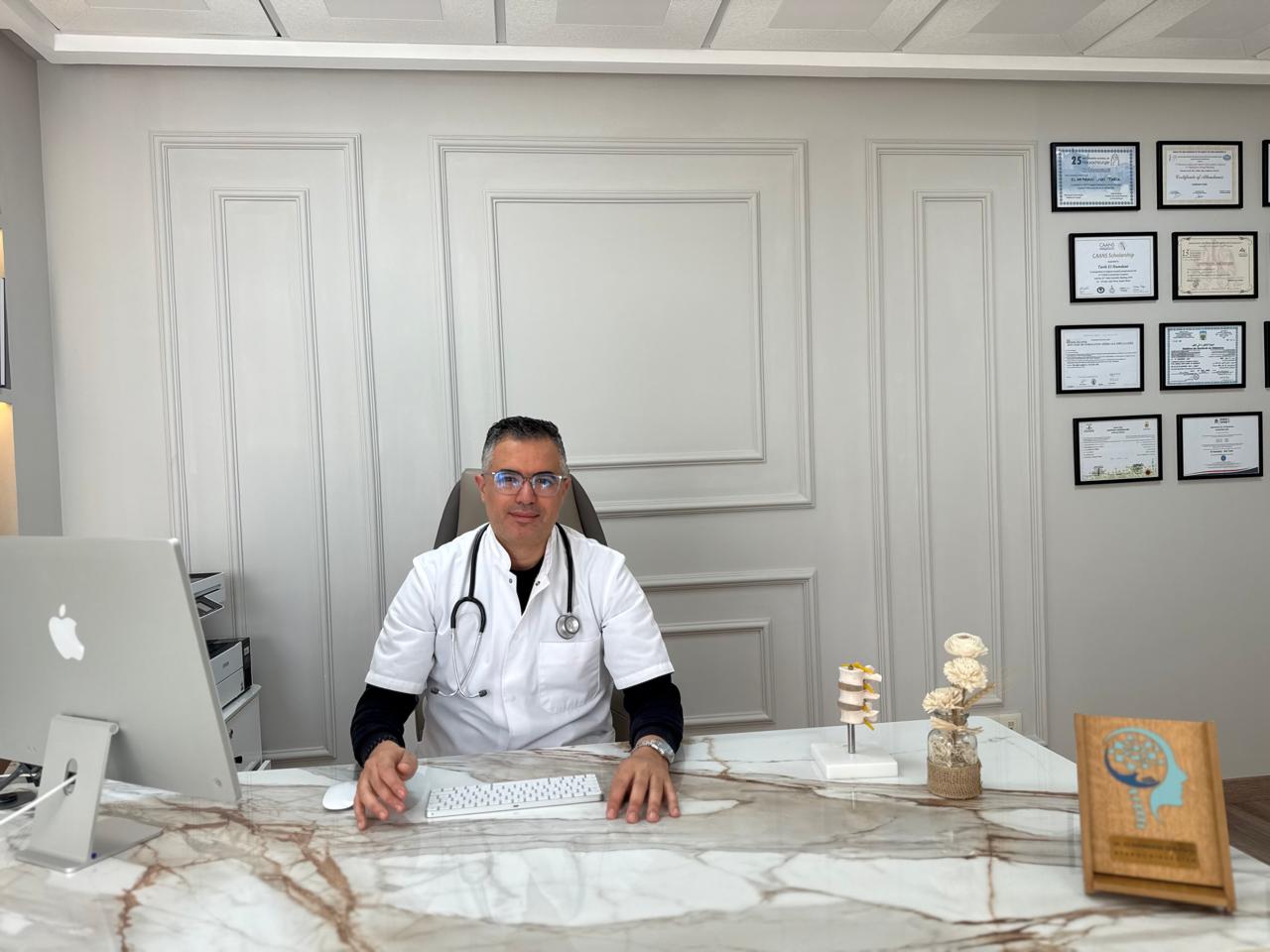 Dr Tarik El Hamdani lors d'une consultation neurochirurgicale